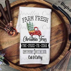 Könnte beinhalten: Ein weißes Geschirrtuch mit einem roten Lastwagen, der einen Weihnachtsbaum transportiert. Der Text lautet "Farm Fresh Christmas Trees Pine Spruce Fir Cedar Complimentary Cider & Hot Cocoa Cut & Carry".
