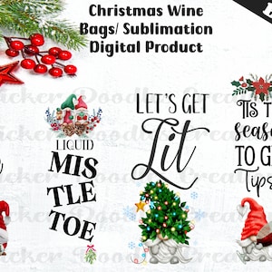 Könnte beinhalten: Ein digitales Download-Paket mit vier weihnachtlichen Weintaschen-Designs mit Gnomen, Weihnachtsbäumen und festlichem Text. Die Designs beinhalten "Jingle Juice", "Liquid Mistletoe", "Let's Get Lit" und "Tis the Season to Get Tipsy".