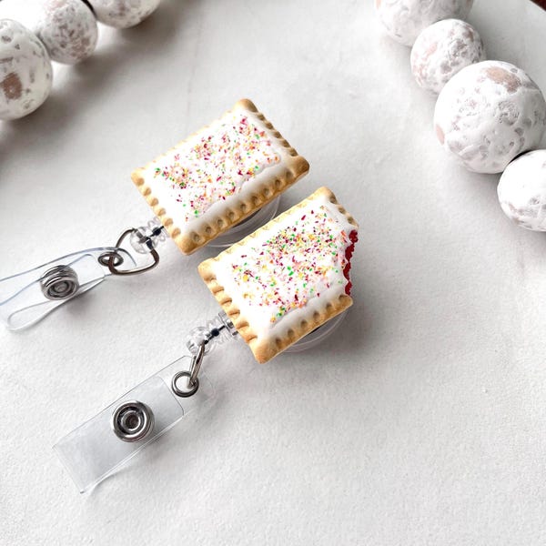 Portatarjetas retráctil con forma de pastel de fresa tostadora / Adorno para identificación / Regalo para enfermeras / Divertido carrete de comida
