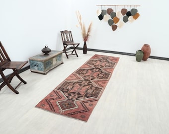 9,5 x 3,4 meter turkisk vintagematta | Bleknad terrakotta och mörkbrun geometrisk ull i hallen | distressed tribal boho inredning