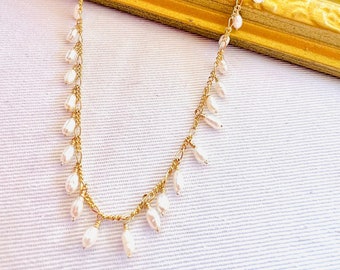 Gold and pearl dangle necklace