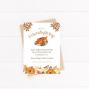 Peut inclure: Une invitation Friendsgiving avec un design à l'aquarelle. L'invitation présente le texte "Friendsgiving" au-dessus d'une illustration d'une dinde rôtie. L'invitation comprend également l'adresse et une demande d'apporter un plat à partager.