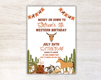 Puede incluir: Una invitación blanca con acentos naranja y marrón para una fiesta de cumpleaños de temática western. La invitación dice "Mosey on down to Stetson's 5th Western Birthday" con un gráfico de calavera y huesos cruzados. La invitación incluye detalles para la fiesta, incluyendo la fecha, la hora y la ubicación.