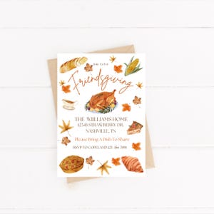 Peut inclure: Une carte d'invitation blanche avec une illustration aquarelle d'un dîner de Thanksgiving. La carte dit "Join Us For Friendsgiving" et comprend des détails pour l'événement, y compris l'adresse, les informations RSVP et une demande d'apporter un plat à partager.