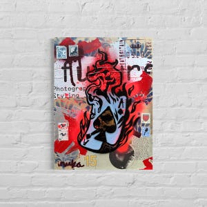Könnte beinhalten: Ein Mixed-Media-Kunstwerk mit einem flammenden Pik-Ass. Das Kunstwerk enthält rote, schwarze und weiße Sprühfarbe, Stempel und Textelemente. Die Worte "Photograph Styling" sind sichtbar. Die Zahl 15 ist ebenfalls sichtbar.