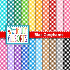 Op de afbeelding: Een set van 20 digitale papierpatronen met schuine gingham-ontwerpen in verschillende kleuren, waaronder blauw, groen, geel, oranje, rood, roze, paars, bruin, grijs en zwart. De patronen zijn perfect voor knutselprojecten, scrapbooking en digitaal ontwerp.