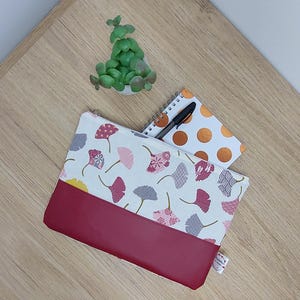 Beutel aus japanischem Stoff und burgunderfarbenem Kunstleder – Ginkgoblattmuster – Elegantes handgefertigtes Accessoire