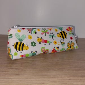 Trousse ou pochette enfant – Motif insectes rigolos – Abeilles, papillons, chenilles – Fait main – Plusieurs formats