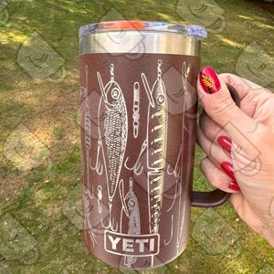 Taza Yeti Rambler de 24 oz con señuelos de pesca grabados