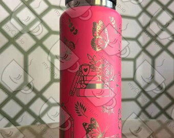 Botella Yeti con tapa de chupito grabada de 26 oz con libros y mariposas