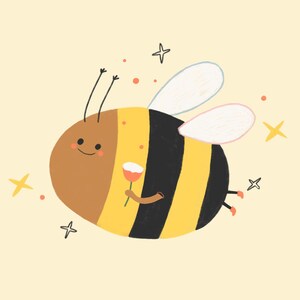 Peut inclure: Une illustration de dessin animé représentant une abeille ronde avec des rayures brunes, jaunes et noires. L'abeille a un visage souriant, deux ailes blanches et tient une petite fleur blanche. Le fond est jaune clair avec des points orange et des étoiles jaunes.