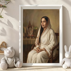 Puede incluir: Retrato enmarcado de una mujer con un sari blanco, sentada en una silla de madera. La pintura tiene una paleta de colores cálidos con tonos marrones y beige. El marco es blanco. Un oso de peluche y un conejo blanco están en primer plano.