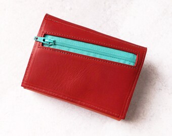 Billetera de cuero rojo con bolsillo para monedas, idea de regalo única para mujeres, tríptico de efectivo de tarjeta minimalista pequeña - The Frances Wallet en Londres Bus Red