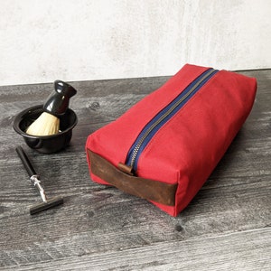 Kit Dopp de lona encerada, bolsa de afeitado, bolsa de viaje de tocador La bolsa de tocador Otto en rojo chile imagen 2