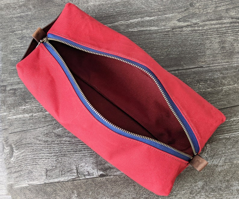 Kit Dopp de lona encerada, bolsa de afeitado, bolsa de viaje de tocador La bolsa de tocador Otto en rojo chile imagen 4