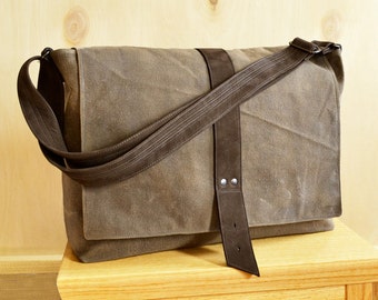 Messenger tas voor mannen, gewaxte canvas laptoptas voor het werk, lichtgewicht crossbody commuter tas - De Sloane Messenger Bag in Khaki Brown