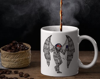 Mothman Mug, Mothman, Mug, Cadeau, Tasse à café sarcastique, Tasse à café, Nouveauté, Cryptid, Mothman portant des écouteurs, Casque, The Moth Man