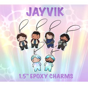 Pode incluir: Encantos de epóxi com personagens de desenhos animados e cordões pretos. Os encantos têm 3,8 cm. A palavra "JAYVIK" é impressa em roxo no topo. O fundo tem um efeito holográfico com tons de roxo, azul e verde.