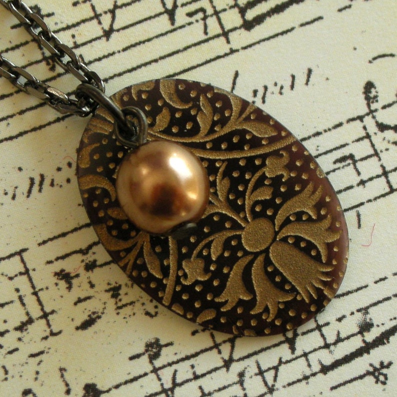 Regency Floral Motif Shell Pendant Bronze image 4