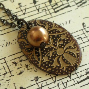 Regency Floral Motif Shell Pendant Bronze image 2