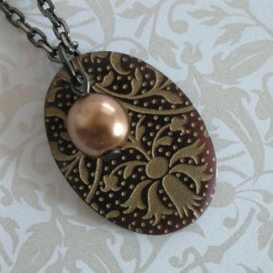 Regency Floral Motif Shell Pendant Bronze image 3