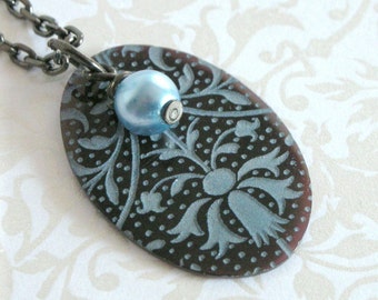 Regency Floral Motif Shell Pendant - Blue