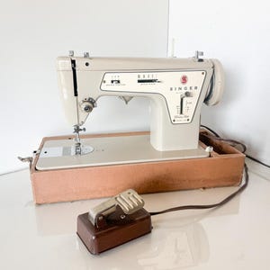 Singer Model 237 naaimachine Fashion Mate met voetpedaal en koffer (RACK)