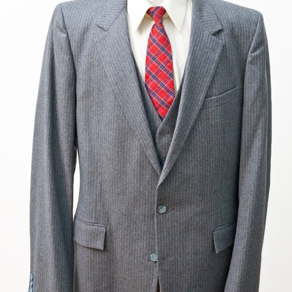 Men's Suit / Three-Piece Wool Vintage / Grey Pinstripe Jacket / Size 44 Long