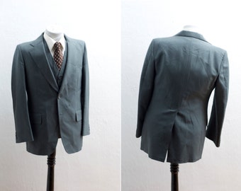 Men's Suit / Three-Piece Wool Vintage / Grey Pinstripe Jacket / Size 40R Medium Large