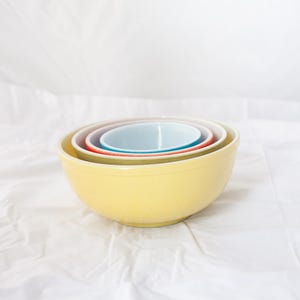 Vintage Pyrex Mixing Bowl Set E204