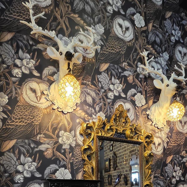 Papel de Parede Corujas da Meia-Noite: Mural Floresta Bege Escuro - Removível ou Vinil