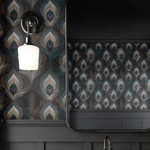 Może przedstawiać: Łazienka z ciemnoszarą toaletką, marmurowym blatem i czarną ramą lustra. Ściany zdobi tapeta w pawie pióra w odcieniach turkusu, brązu i złota. Biały kinkiet ze stożkowym kloszem.