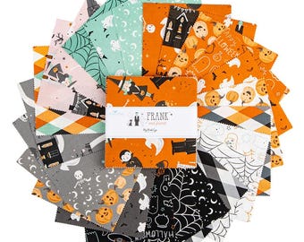 Könnte beinhalten: Eine Sammlung von Stoffquadraten zum Thema Halloween in verschiedenen Farben und Mustern. Designs umfassen Kürbisse, Geister, Hexen und Spinnennetze. Das Stoffbündel ist mit "Frank and Friends" beschriftet und eignet sich ideal für Quilt- und Bastelprojekte.