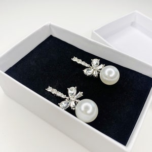 Bella // Pendientes de novia de plata con cristales colgantes // Joyas para bodas Pendientes de novia para dama de honor // Pendientes colgantes // Regalo para el día de la madre