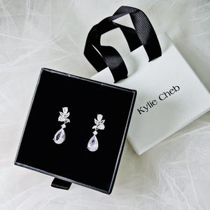 Tilly // Pendientes de novia de plata con cristales en forma de lágrima // Joyería nupcial para novias y damas de honor // Pendientes colgantes // Regalo para el Día de la Madre