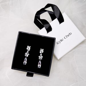 Evie // Pendientes de novia de plata con cristales colgantes // Joyería nupcial para novias, pendientes de dama de honor // Pendientes colgantes // Día de la Madre