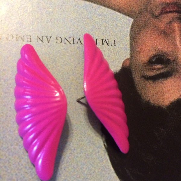 REAL cool PINK Vintage 80's chic metal shell fan earrings