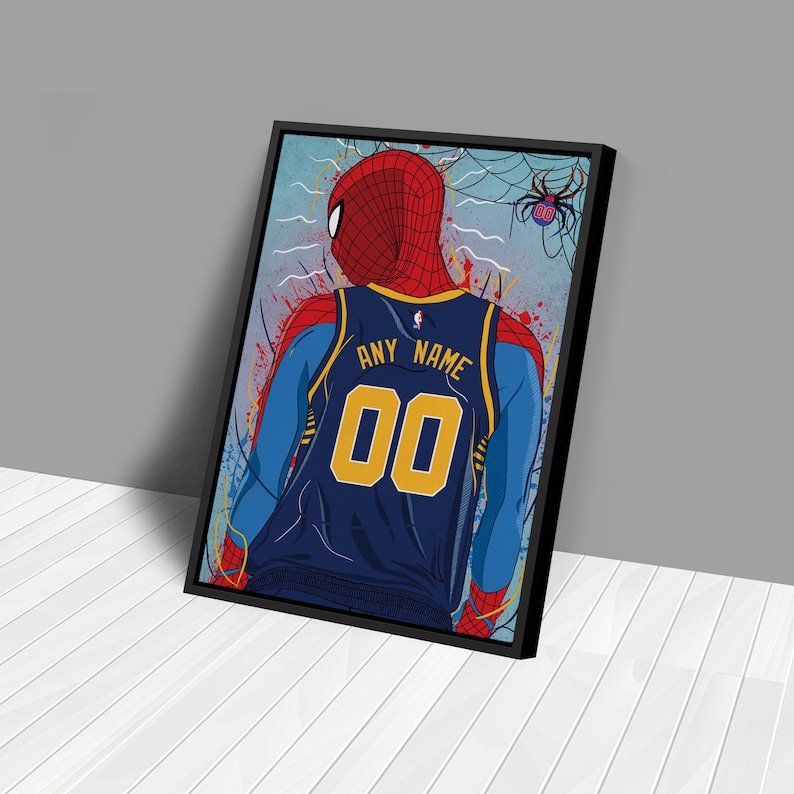 Op de afbeelding: Een blauw en geel basketbaltenue met de tekst "ANY NAME" en het nummer "00" op de rug. Het tenue wordt gedragen door een cartoonfiguur met een rood en blauw Spider-Man-masker. De achtergrond is een blauw en wit abstract ontwerp met een spinnenweb.