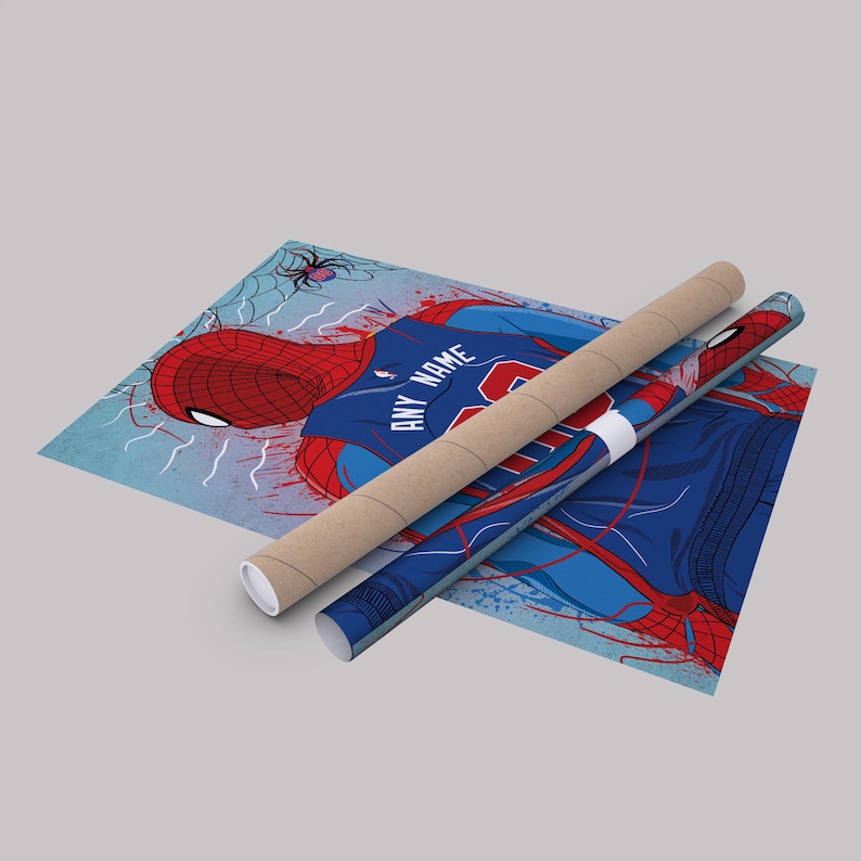 Op de afbeelding: Een poster met een gestileerde illustratie van Spider-Man die een basketbaltrui draagt met de tekst "ANY NAME" en het nummer "23". De achtergrond is een blauw en wit abstract ontwerp met een spinnenweb en een spin.