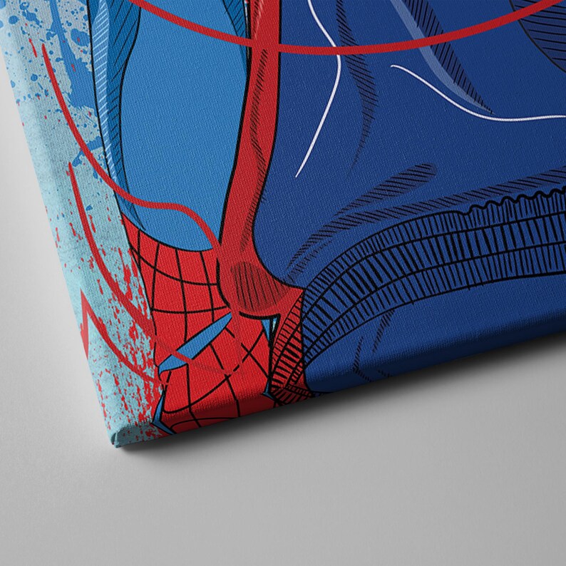 Op de afbeelding: Een close-up van een rood en blauw canvas print met een superheld met een webdesign. De print heeft een verweerd, gespat effect.