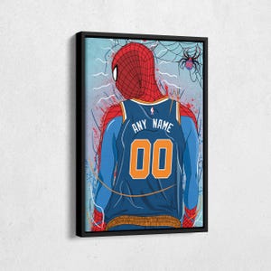 Op de afbeelding: Een digitale illustratie van Spiderman die een blauw basketbaltenue draagt met de tekst "ANY NAME" en het nummer "00" op de rug. De achtergrond is een blauw en wit abstract ontwerp met een spinnenweb en een spin.