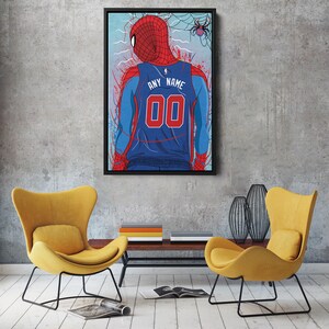 Op de afbeelding: Een digitale illustratie van een Spiderman-personage dat een blauw basketbaltenue draagt met een rood en wit ontwerp. Het tenue heeft de tekst "ANY NAME" en het nummer "00" op de rug. De achtergrond is een blauw en wit abstract ontwerp met een spinnenweb.