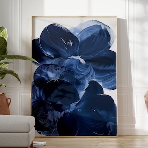 Puede incluir: Gran impresión artística enmarcada con un diseño floral azul oscuro y audaz sobre un fondo blanco. La obra de arte se presenta en un marco dorado. Las pinceladas visibles añaden textura a la pintura. Decoración de pared.
