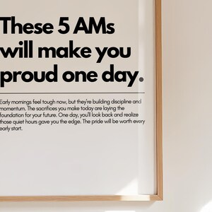 Pu&ograve; includere: Una stampa incorniciata con il testo "These 5 AMs will make you proud one day." Il testo nero su sfondo bianco. Sotto, un paragrafo sulla costruzione della disciplina e dello slancio.