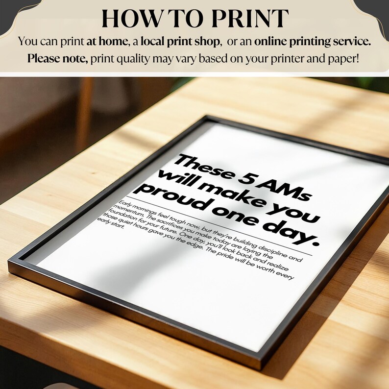 Pu&ograve; includere: Una stampa incorniciata con il testo "These 5 AMs will make you proud one day." La cornice nera circonda uno sfondo bianco con testo nero. La stampa &egrave; su una superficie di legno.