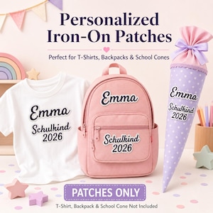 Op de afbeelding: Gepersonaliseerde opstrijkpatches met de naam "Emma" en "Schulkind 2026" weergegeven op een wit t-shirt, een roze rugzak en een paarse schooltuit. De tekst "PATCHES ONLY" is ook zichtbaar.