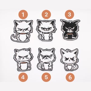 Könnte beinhalten: Sechs Bügelbilder mit Comic-Katzen mit mürrischen Gesichtsausdrücken, die Kaffeetassen halten. Die Katzen sind in verschiedenen Posen und haben unterschiedliche Fellfarben, darunter Schwarz, Weiß und Grau.