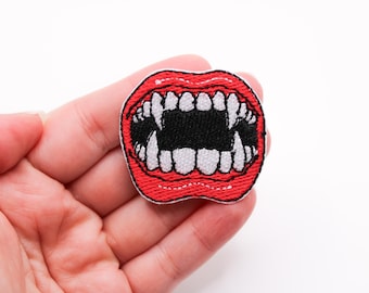 Parche termoadhesivo de boca de vampiro: Colmillos bordados para Halloween (4,3 x 3,9 cm)