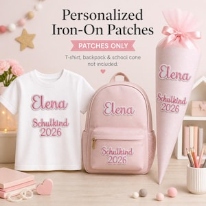 Peut inclure: Un t-shirt blanc, un sac à dos rose et un cornet d'école rose avec des écussons thermocollants personnalisés. Les écussons présentent le nom "Elena" et le texte "Schulkind 2026" en script rose. L'image comprend également le texte "Écussons thermocollants personnalisés."