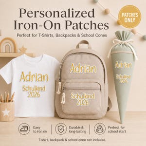 Pode incluir: Imagem de patches termocolantes personalizados. A imagem mostra uma camiseta branca, uma mochila bege e um cone escolar verde, cada um com o nome "Adrian" e o ano "2026" em letras douradas. O texto "Personalized Iron-On Patches" está no topo.